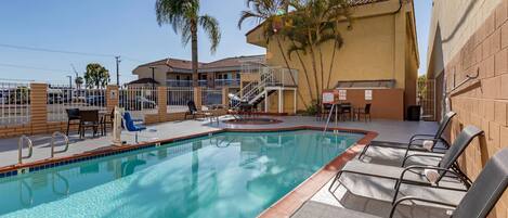 Piscina externa, funciona das 10h às 20h, guarda-sóis, espreguiçadeiras