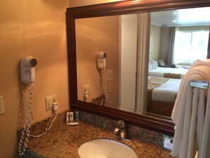 Combined shower/tub, free toiletries, hair dryer, towels