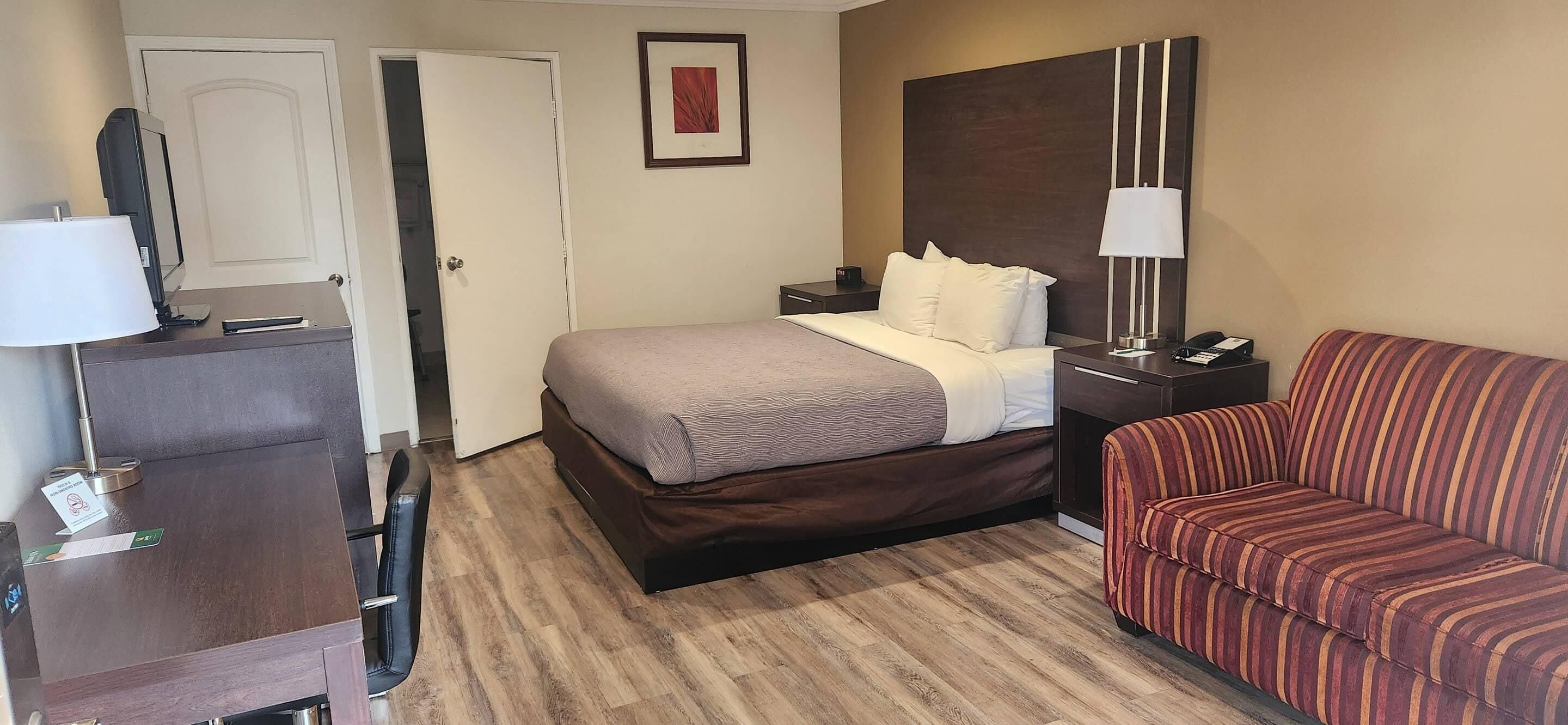 Standard Room, 1 King Bed, Accessible, Non Smoking