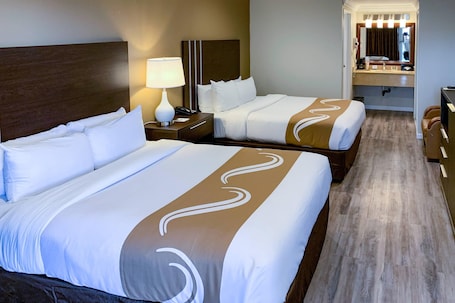 1 bedroom, desk, laptop workspace, blackout drapes. Quality Inn Long Beach - Signal Hill