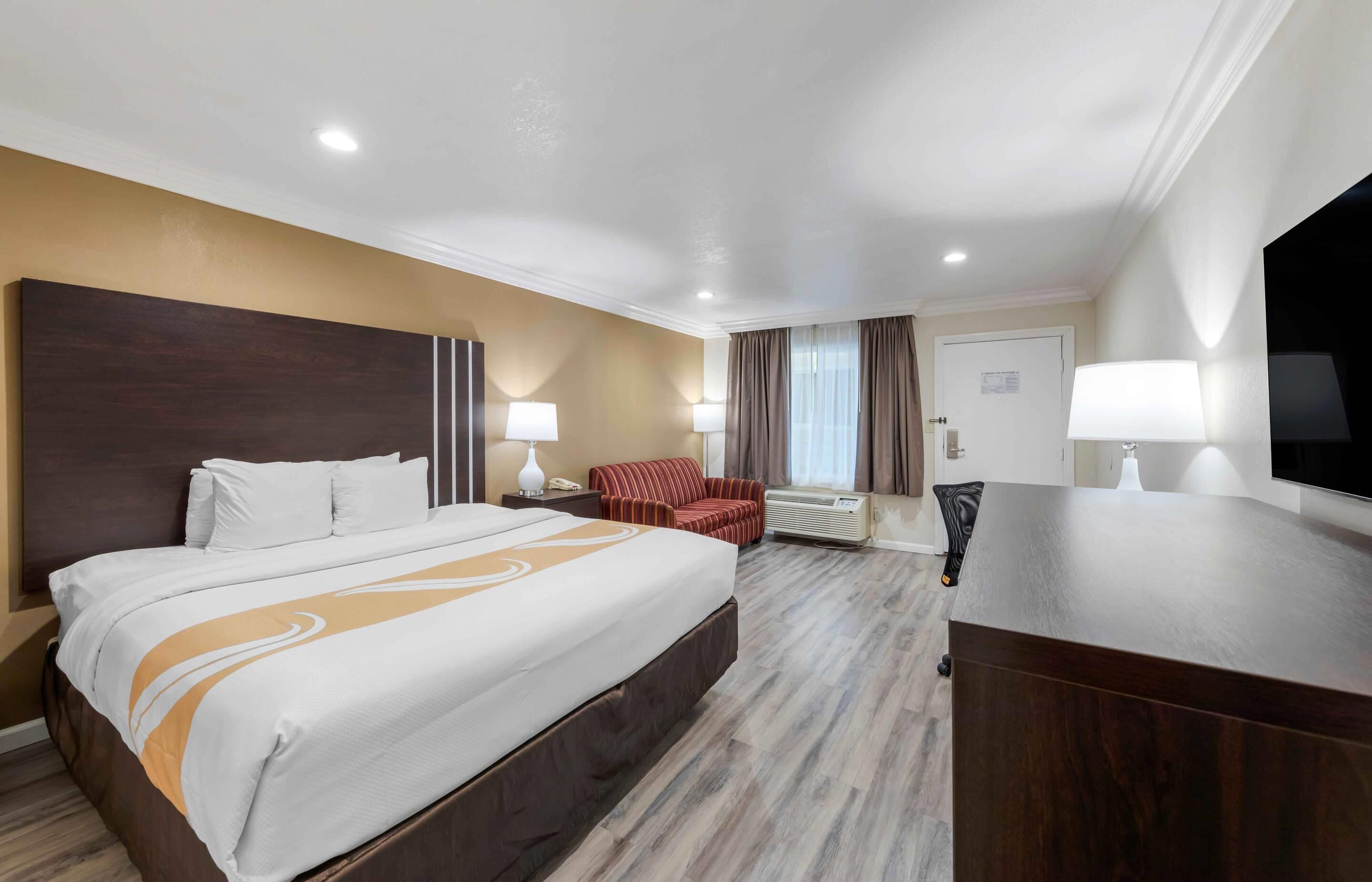 Standard Room, 1 King Bed, Non Smoking | 1 bedroom, desk, laptop workspace, blackout drapes