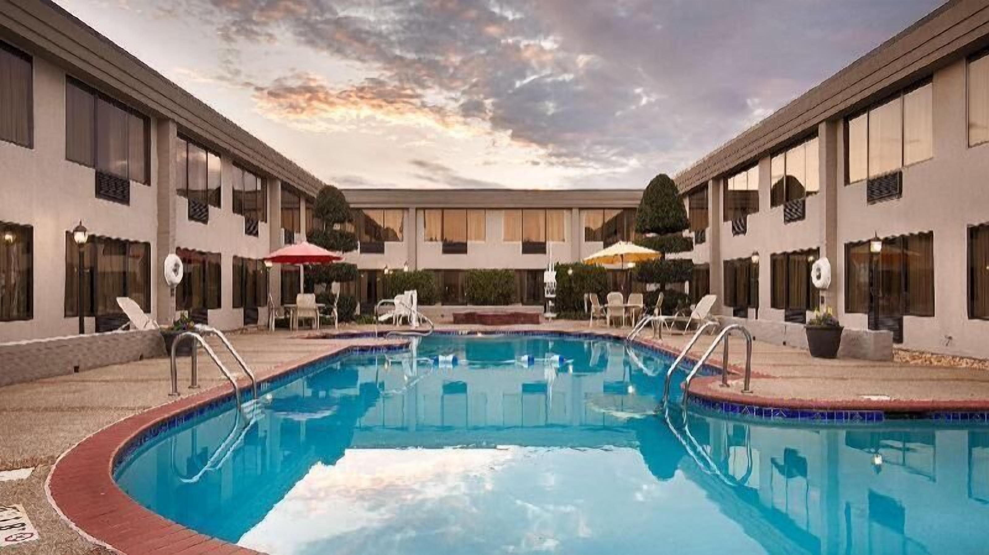 Pool | Seasonal outdoor pool, pool umbrellas