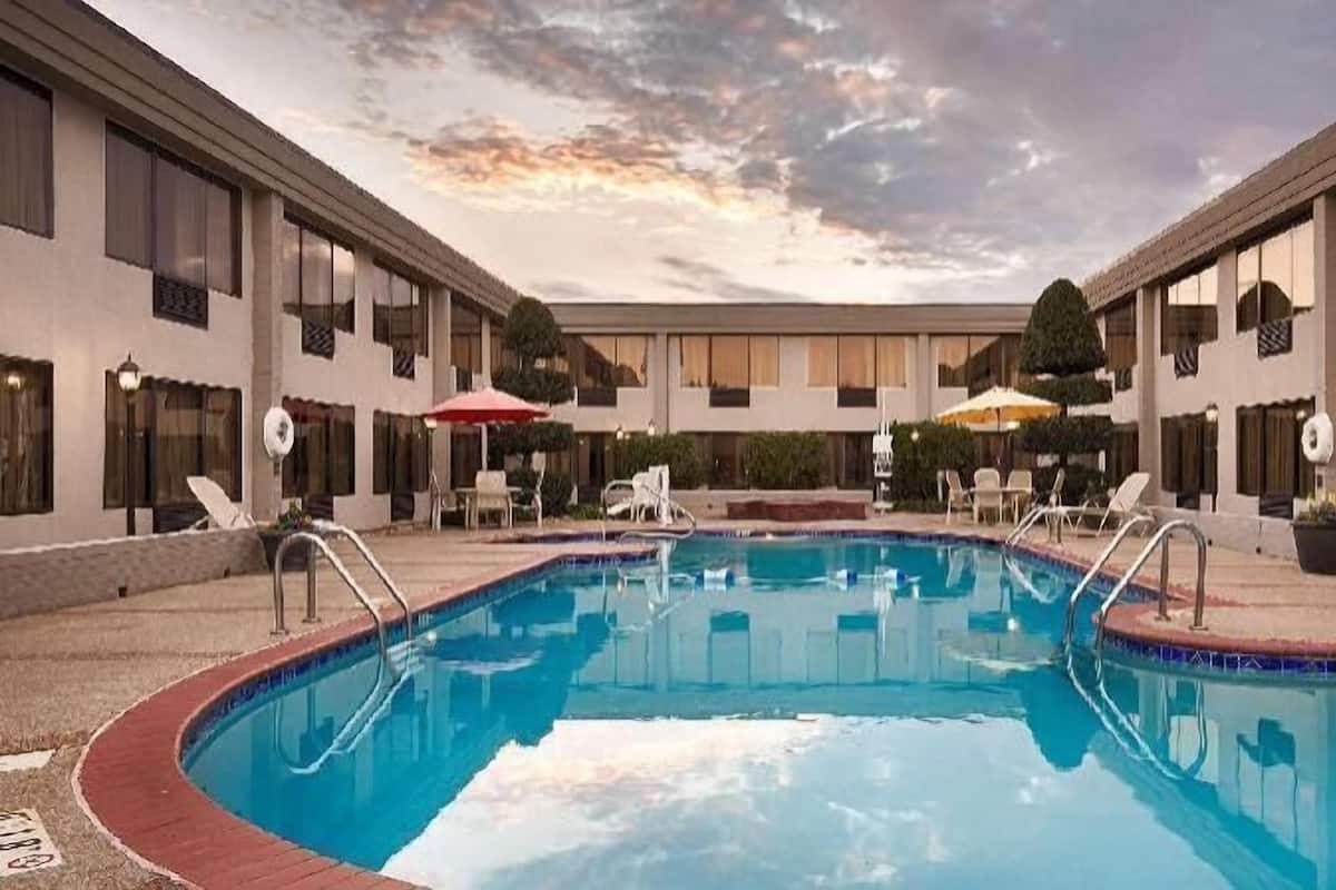 Pool | Seasonal outdoor pool, pool umbrellas