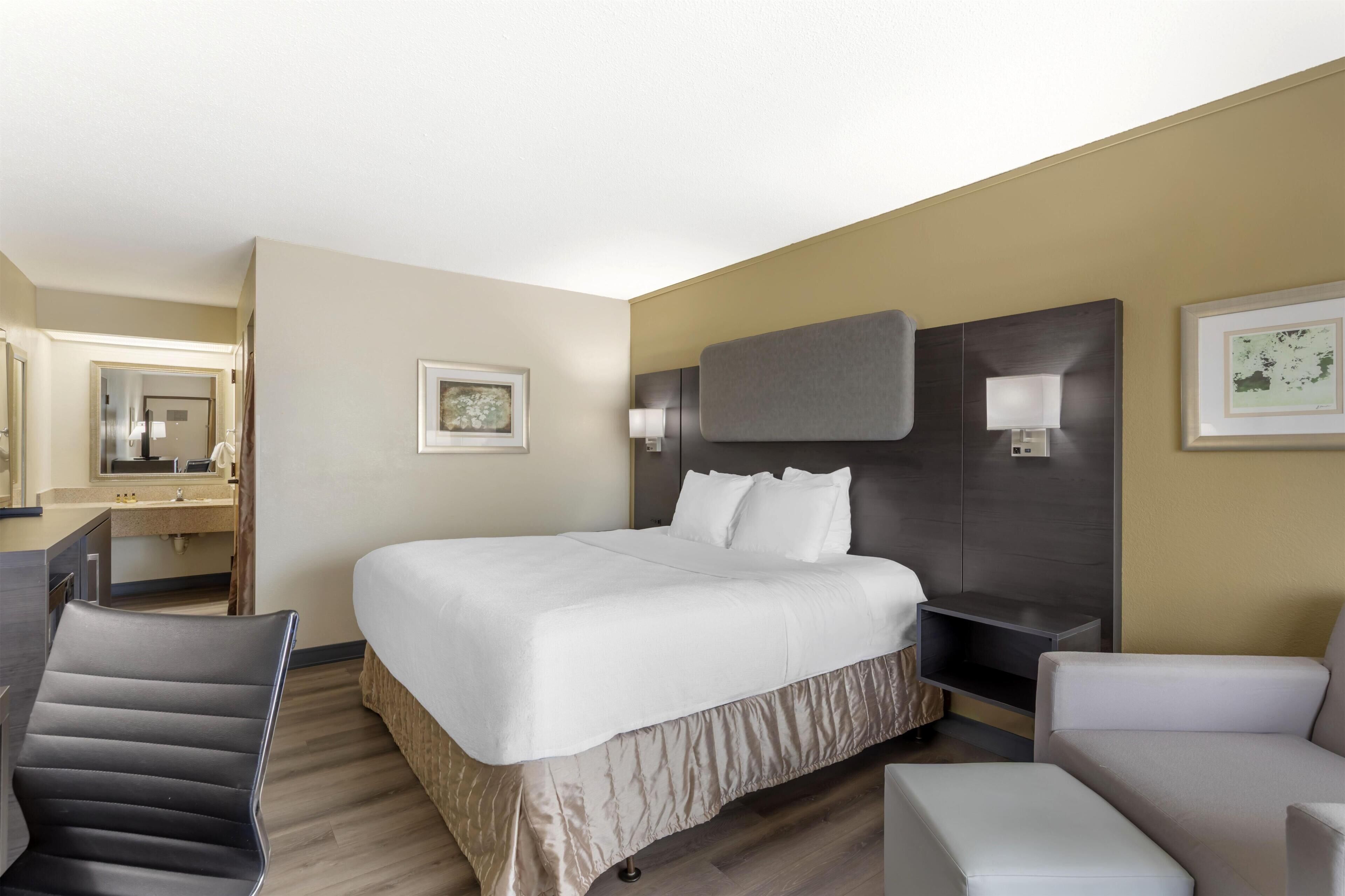Standard Room, 1 King Bed, Accessible, Refrigerator & Microwave, Exterior Access