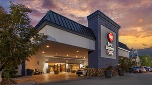 Un hotel Best Western Plus con un diseño moderno, una entrada cubierta y un estacionamiento.