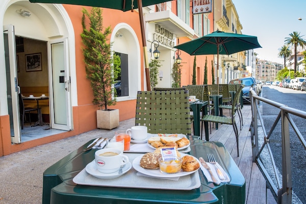 Petit déjeuner buffet (14 EUR par personne)