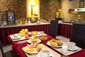 Café da manhã com buffet todos os dias mediante uma taxa