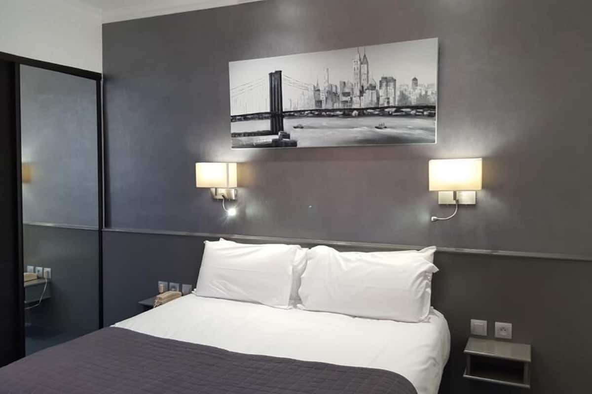 In-room safe, desk, soundproofing, iron/ironing board