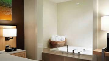 Alberca techada, acceso de 05:00 a 23:00, y camastros