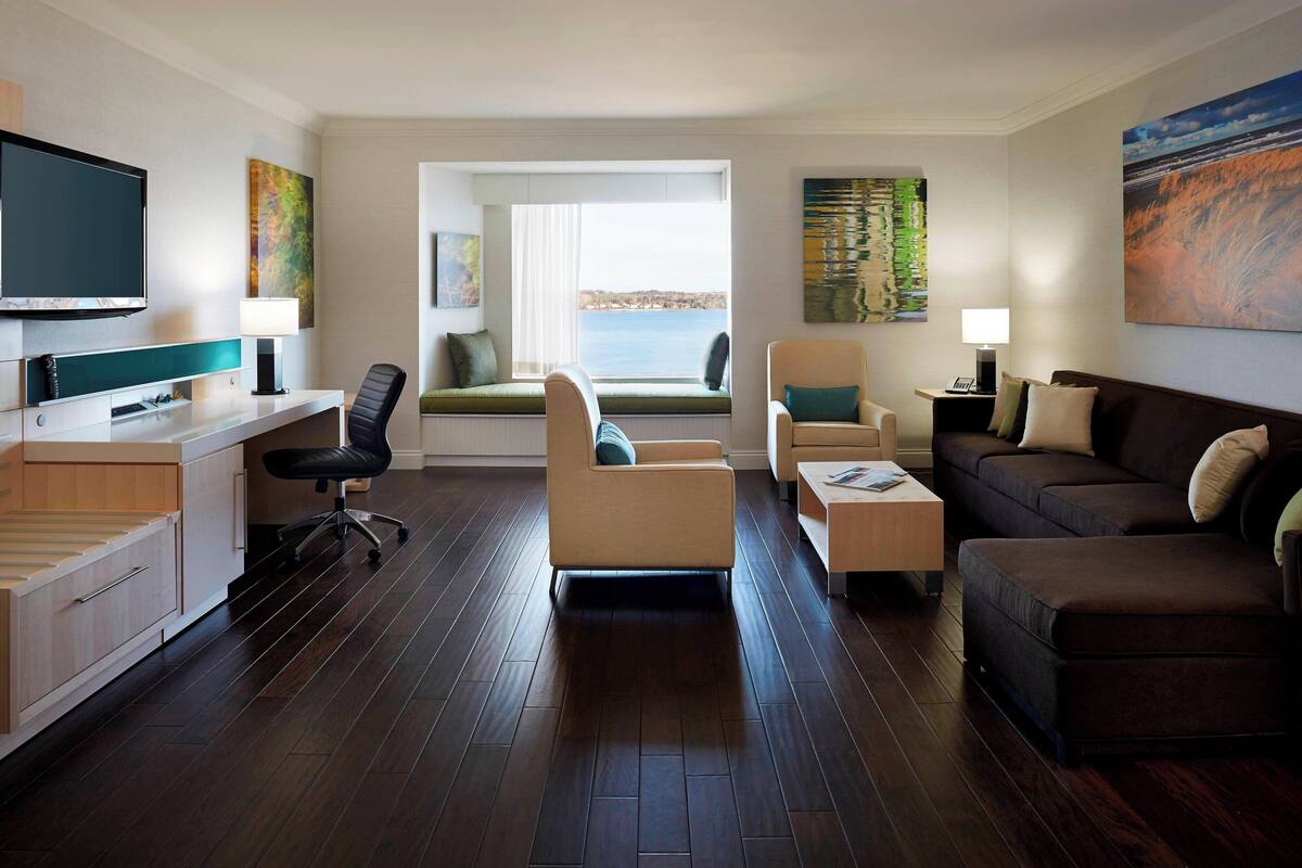 premium bedding, pillow-top beds, in-room safe, desk