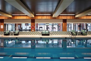 Innenpool, geöffnet von 05:00 Uhr bis 23:00 Uhr, Liegestühle