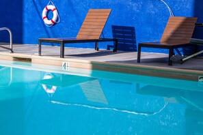 Piscine extérieure, chaises longues