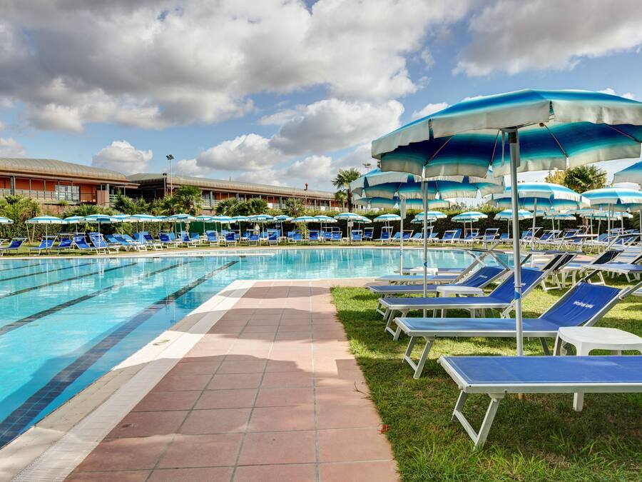 Alberca techada y alberca al aire libre