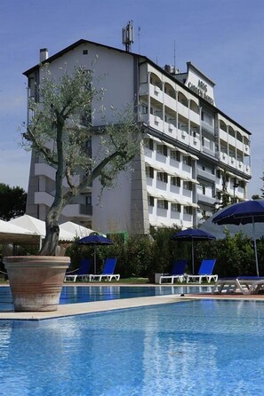 Una piscina cubierta, una piscina al aire libre