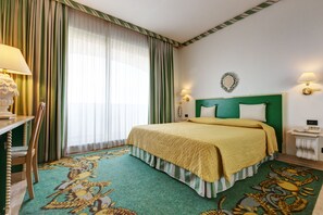 Egyptiska bomullslakan, minibar och värdeförvaringsskåp på rummet