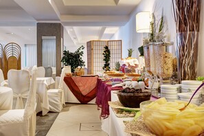 Tägliches Frühstücksbuffet (5 EUR pro Person)
