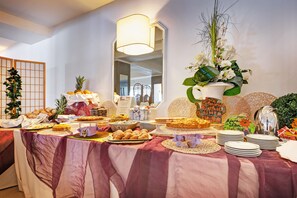Café da manhã com buffet todos os dias (EUR 5 por pessoa) 