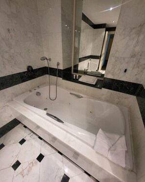 Suite Deluxe, baignoire | Salle de bain | Ensemble baignoire-douche, douche cascade
