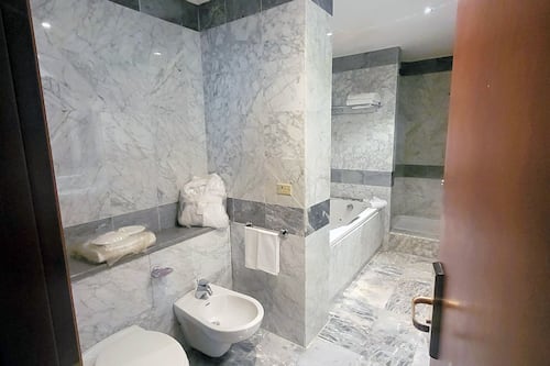 Doppia Junior | Bagno | Combinazione doccia/vasca, soffione a pioggia, set di cortesia gratuito