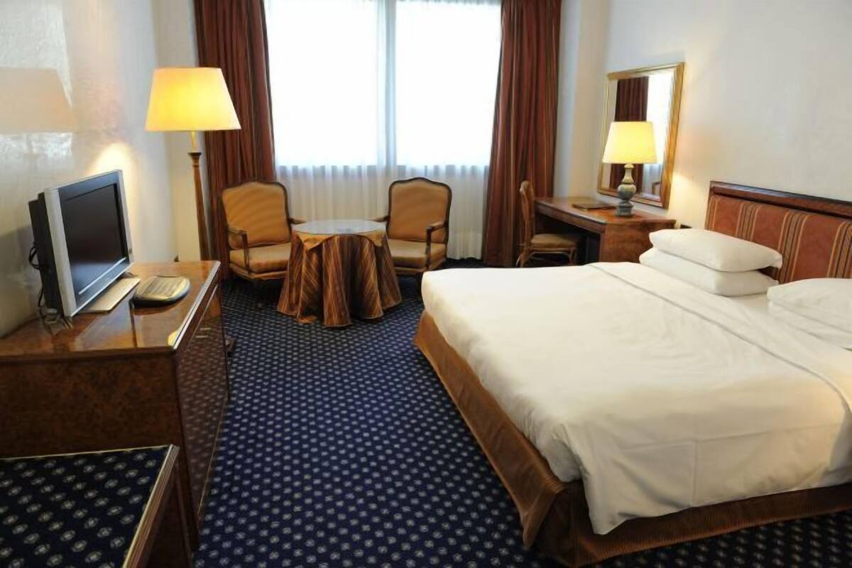 Down comforters, minibar, in-room safe, desk