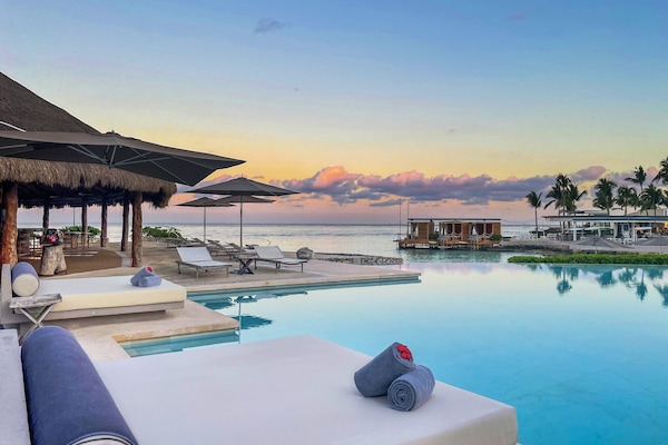 2 piscinas al aire libre, sombrillas