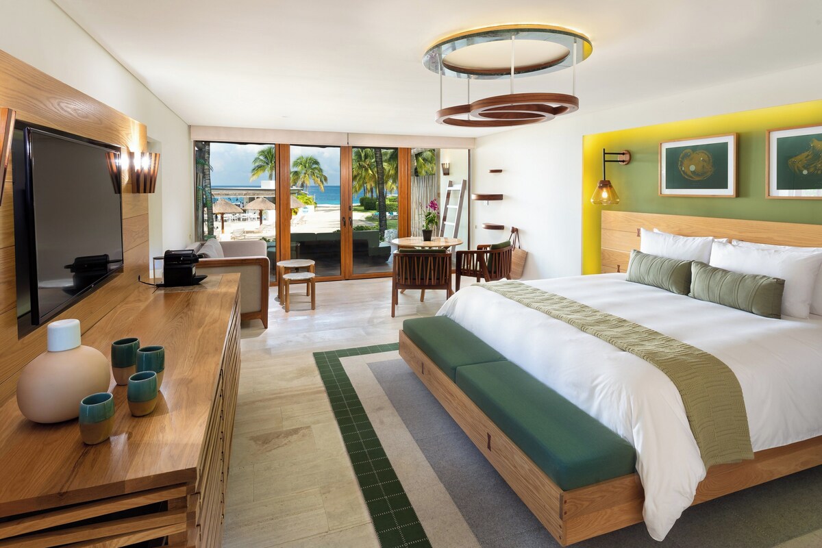 Premium Room, 1 King Bed (Seafront, Beach Access) | Egyptian cotton sheets, premium bedding, down duvets, minibar