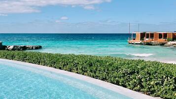 2 outdoor pools, pool umbrellas