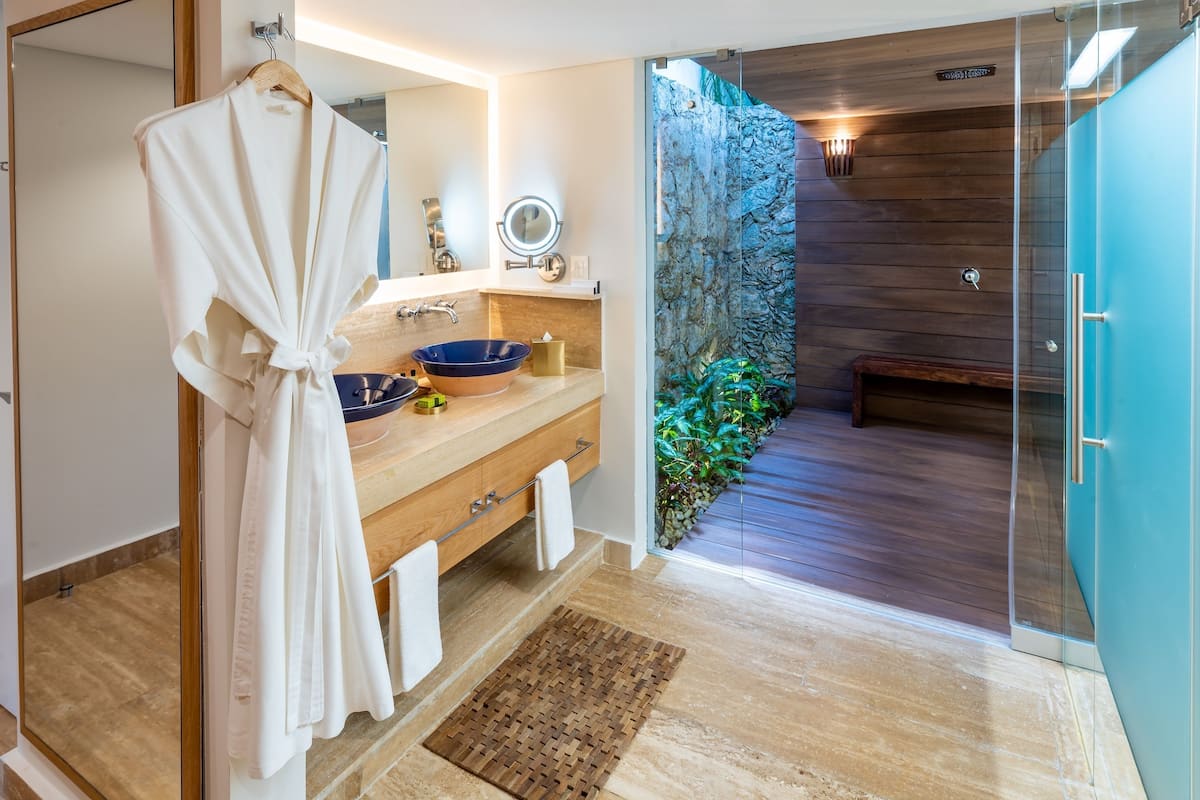 1 bedroom, Egyptian cotton sheets, premium bedding, down duvets