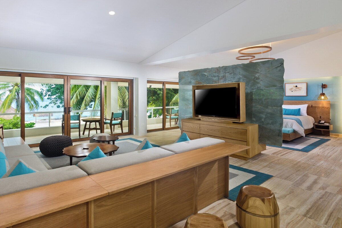 Junior Suite, 1 King Bed | Egyptian cotton sheets, premium bedding, down duvets, minibar