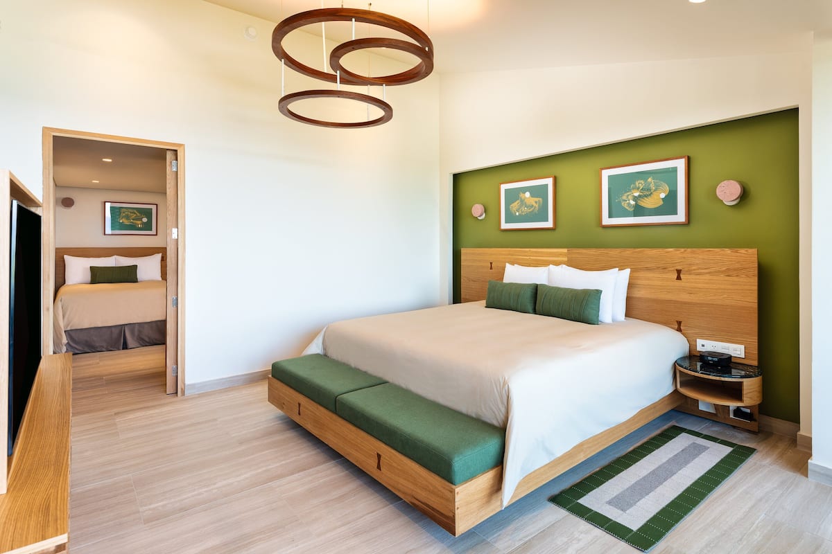 1 bedroom, Egyptian cotton sheets, premium bedding, down duvets