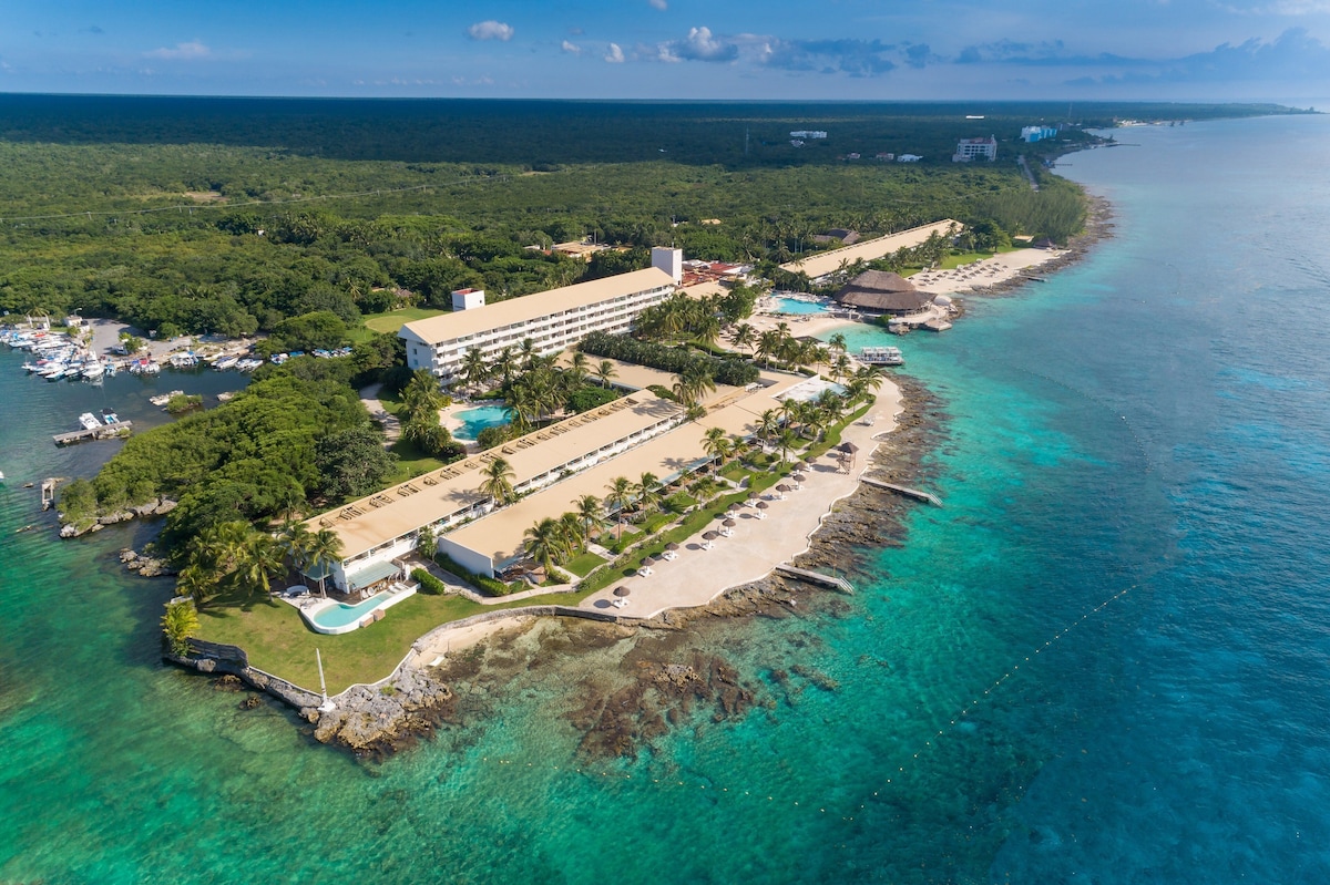 Intercontinental Presidente Dive Resort sits on a peninsula over looking the crystal clear waters of Cozumel.