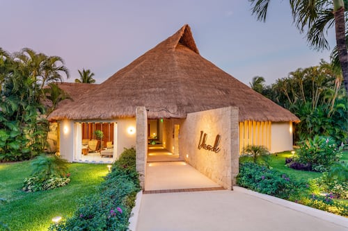 Couples treatment room(s), sauna, hot tub, steam room, body treatments