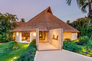 Couples treatment rooms, sauna, hot tub, steam room, body treatments