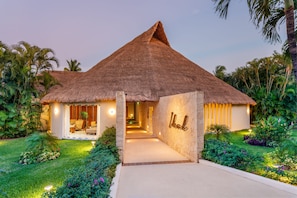 Couples treatment rooms, sauna, hot tub, steam room, body treatments