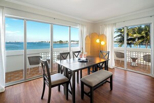 Σουίτα, 1 Υπνοδωμάτιο, Μπαλκόνι, Θέα στον Κόλπο (King) | Τραπεζαρία