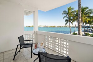 Junior Σουίτα, Περισσότερα από 1 Κρεβάτια, Μπαλκόνι, Θέα στον Κόλπο | Θέα από το μπαλκόνι