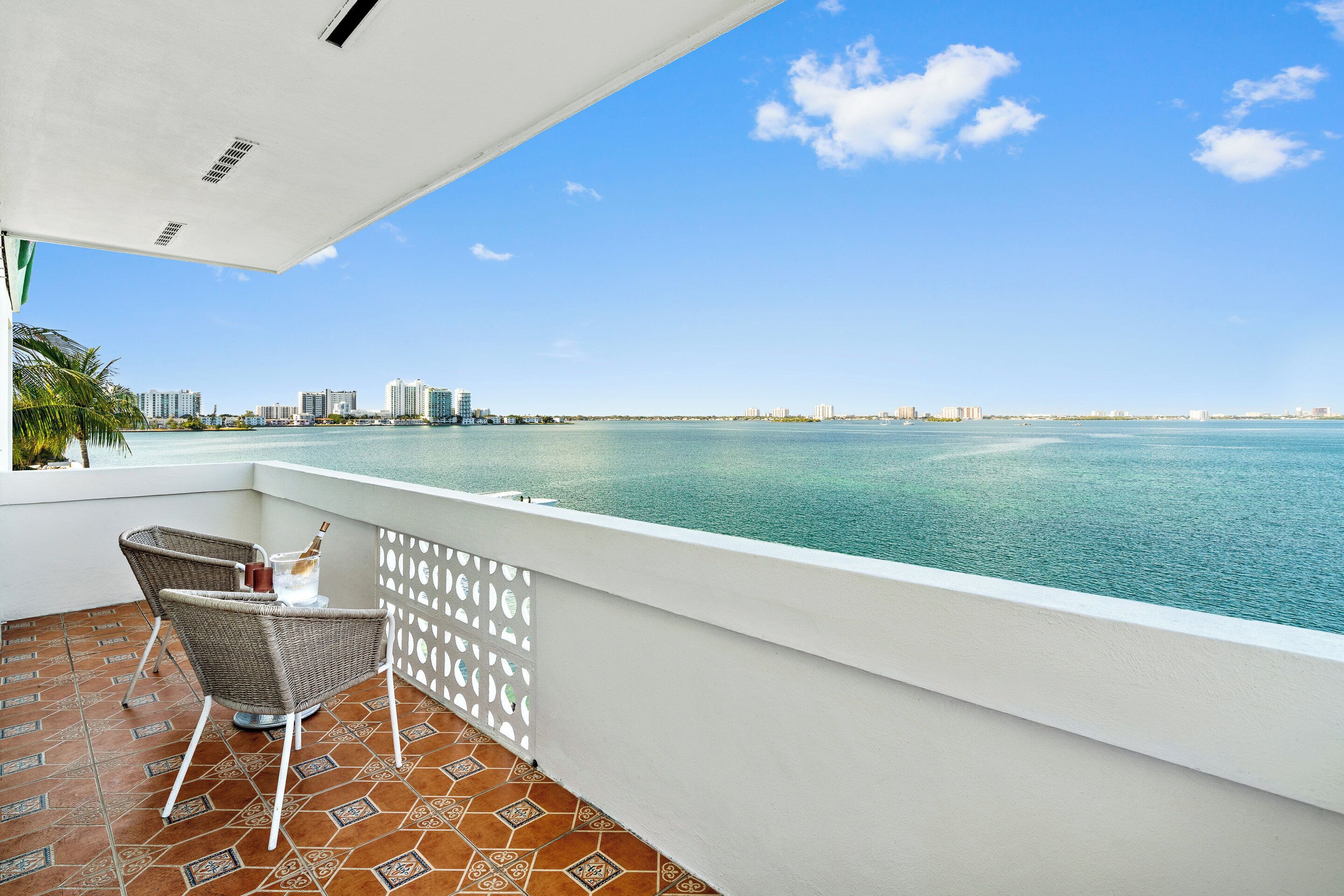 Un balcón con vista al mar y al horizonte de la ciudad.