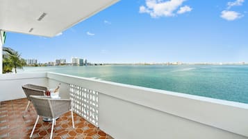 Un balcón con vista al mar y al horizonte de la ciudad.