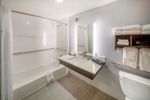 Chambre, 2 grands lits, accessible aux personnes à mobilité réduite (Tub with Grab Bars) | Salle de bain accessible aux personnes à mobilité réduite