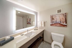 Combined shower/tub, free toiletries, hair dryer, towels