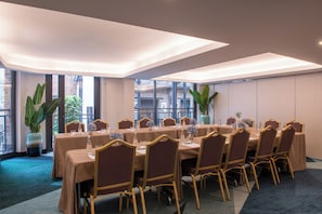 A conference room with a long table, chairs, and large windows. - Les Jardins du Marais (Paris)