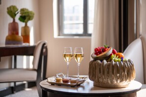 Junior Suite (Executive) | Premium bedding, in-room safe, desk, blackout drapes - Les Jardins du Marais (Paris)