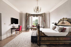 Suite, 1 Tempat Tidur Queen | Seprai premium, minibar, brankas, dan didekorasi berbeda-beda