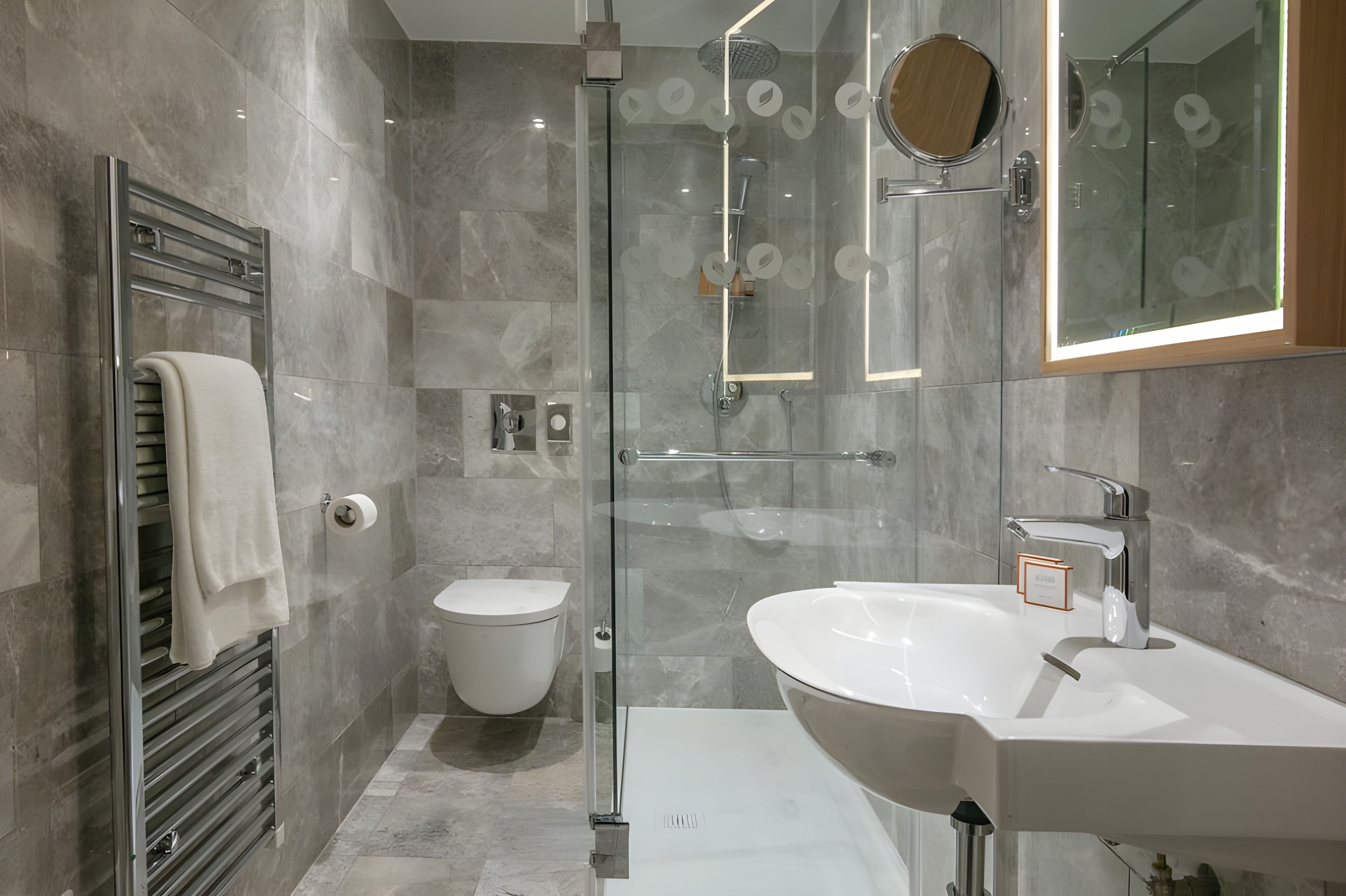 Shower, rainfall showerhead, free toiletries, hair dryer