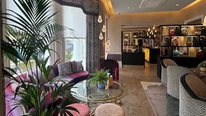 Ein modernes Wohnzimmer mit einer Couch, einem Glastisch und einem Bücherregal.