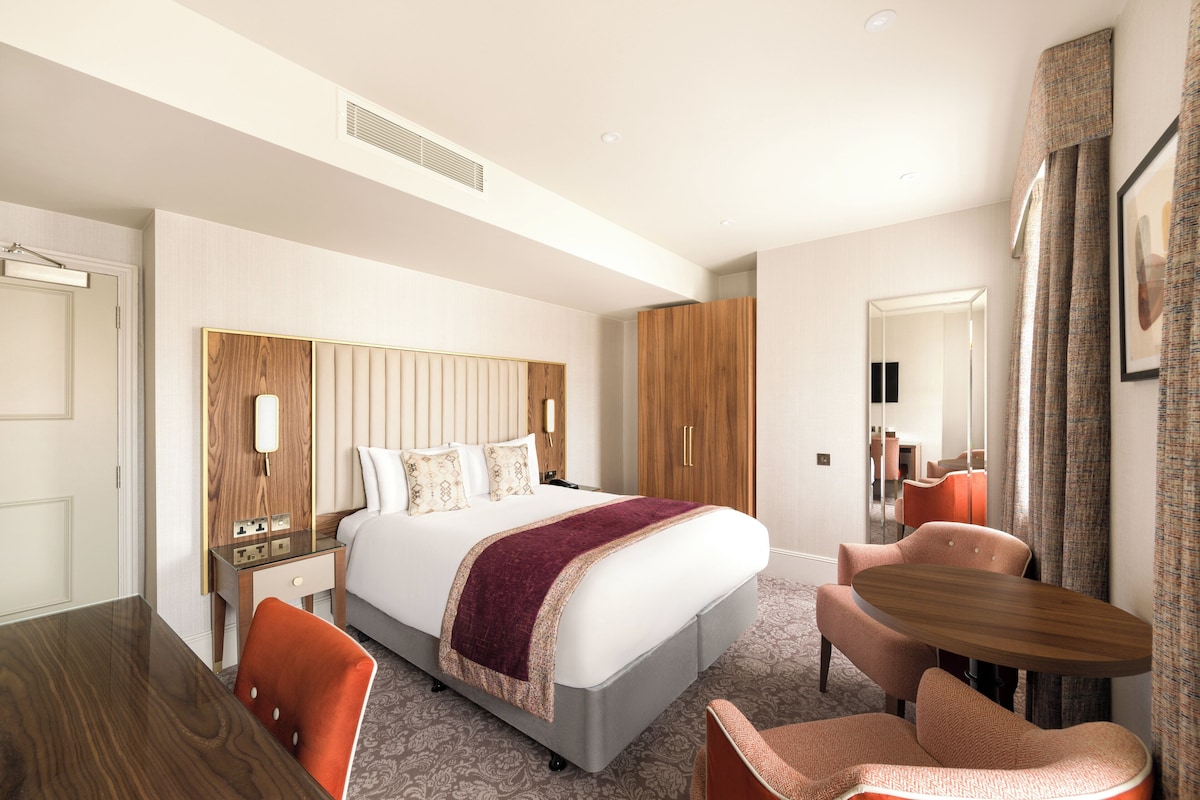Phòng Premium | Bộ đồ giường cao cấp, minibar, két bảo mật tại phòng, bàn 