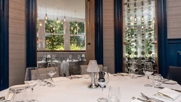 Café da manhã completo todos os dias (GBP 15.95 por pessoa)