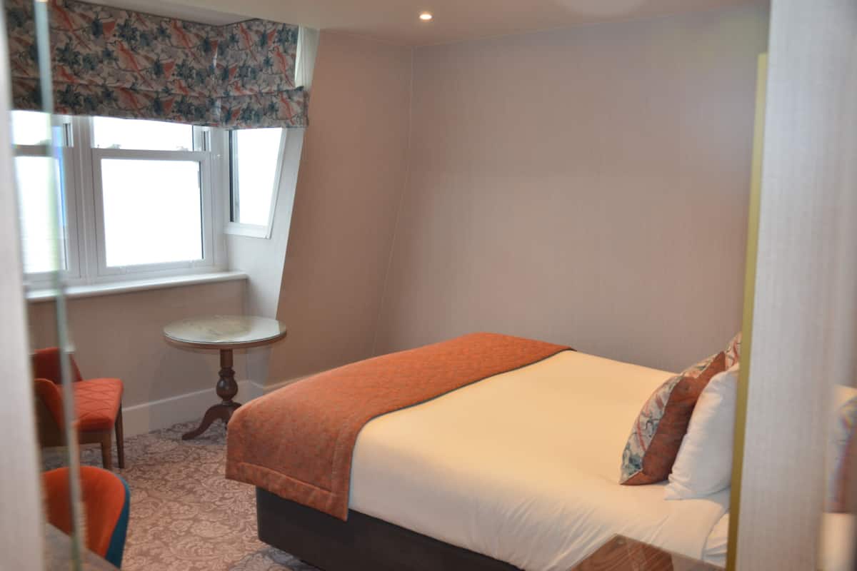 Standard Room, 1 King Bed, Sea View | 1 bedroom, premium bedding, minibar, in-room safe