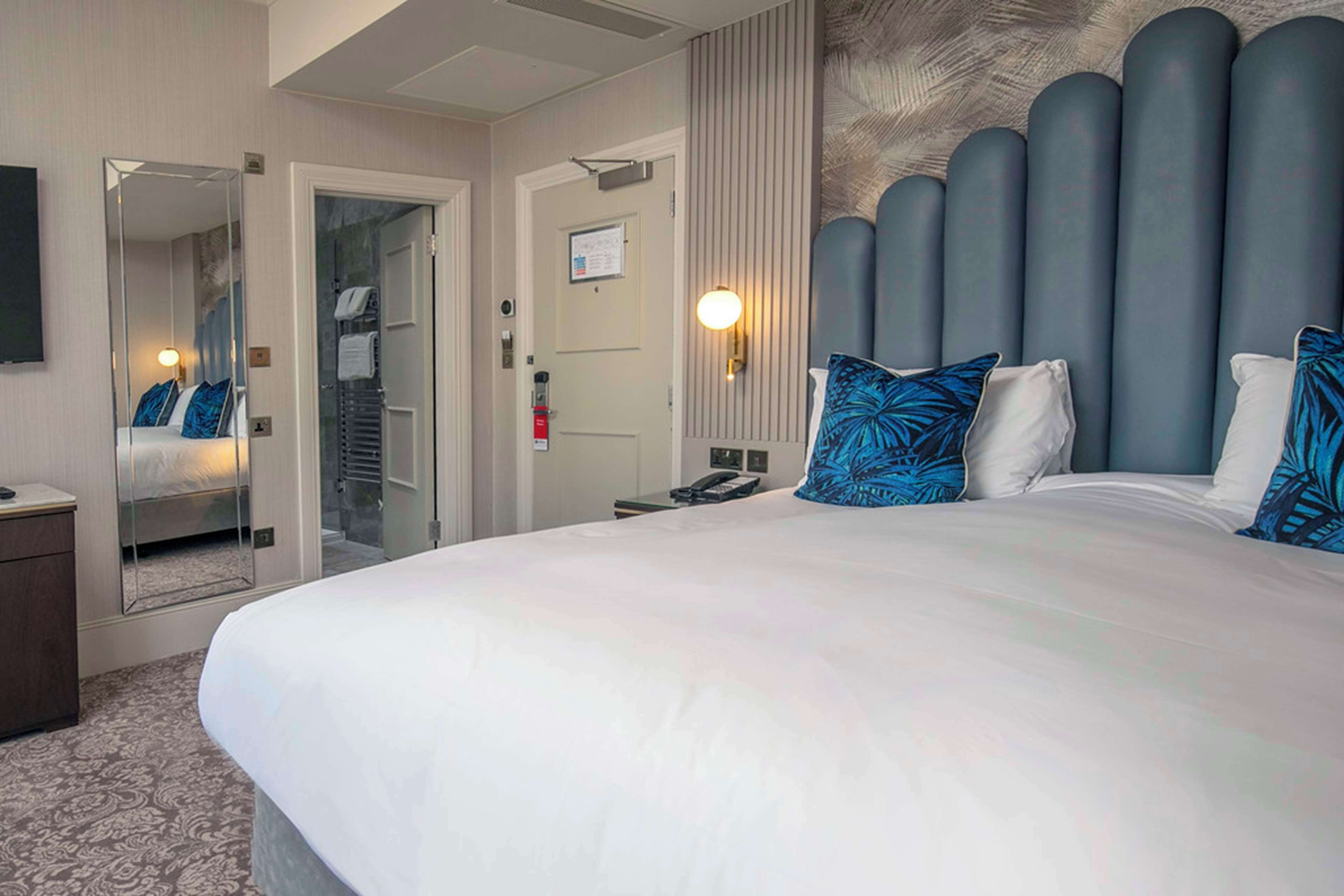 Premium Room, 1 King Bed, Sea View | Premium bedding, minibar, in-room safe, individually decorated