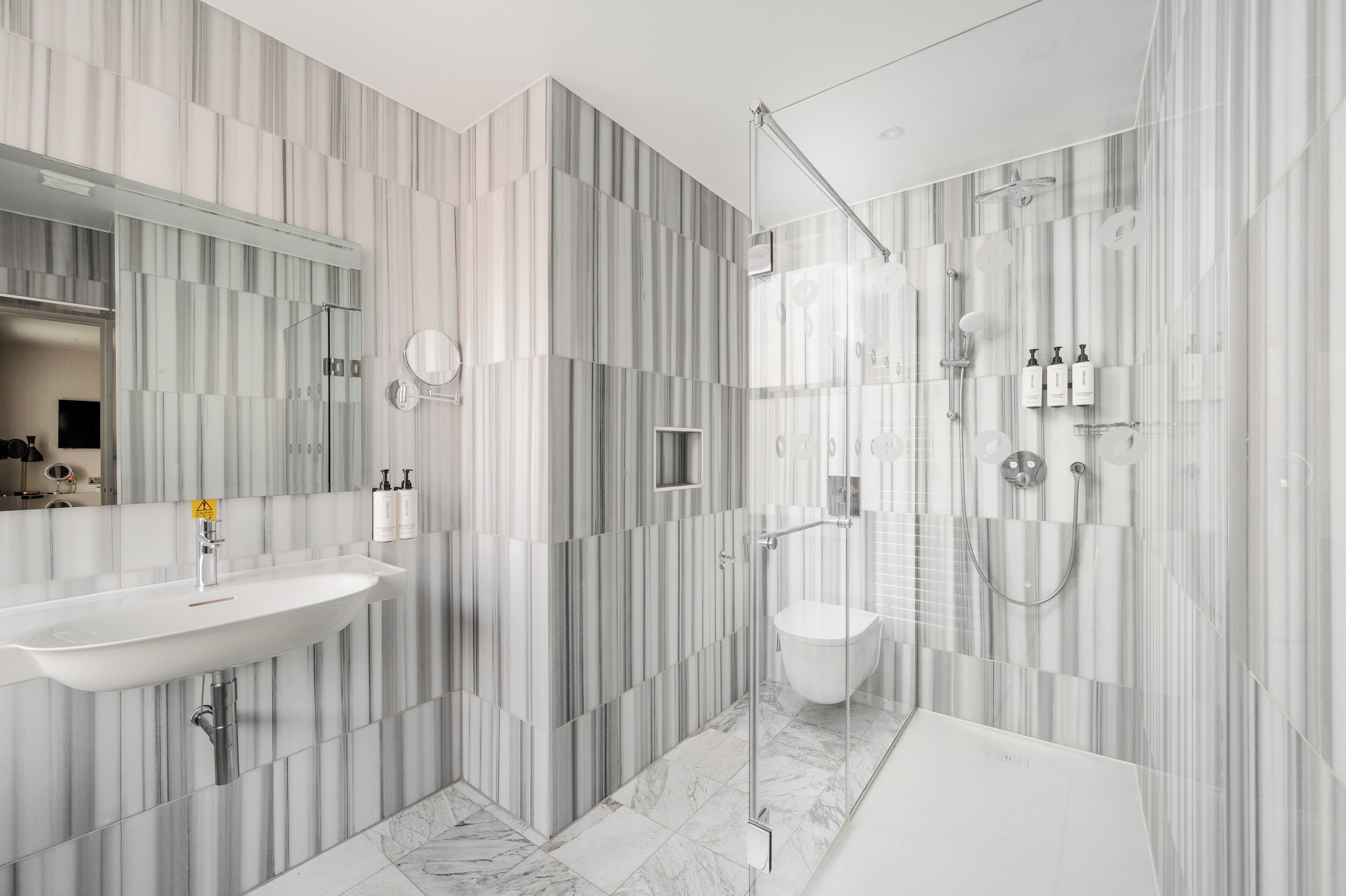 Chambre Standard | Literie de qualité, minibar, coffre-fort, décor unique
